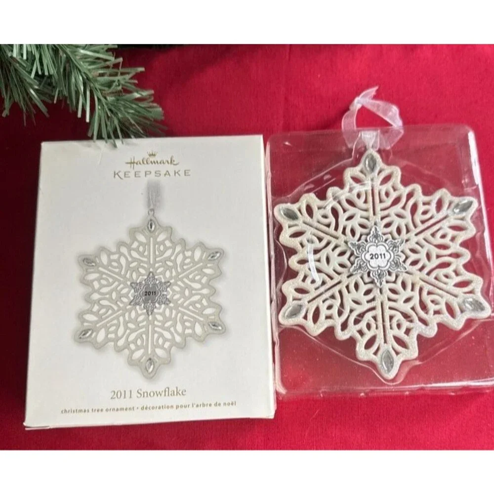 Hallmark 2011 Snowflake Porcelain Rhinestone Ornament QXG3519 Ruth Donikowski